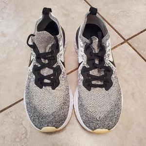 Men's Nike cloth tennis shoe.